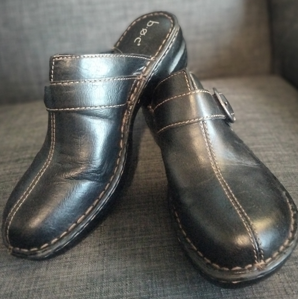 b.o.c. size 8 faux leather clogs in black